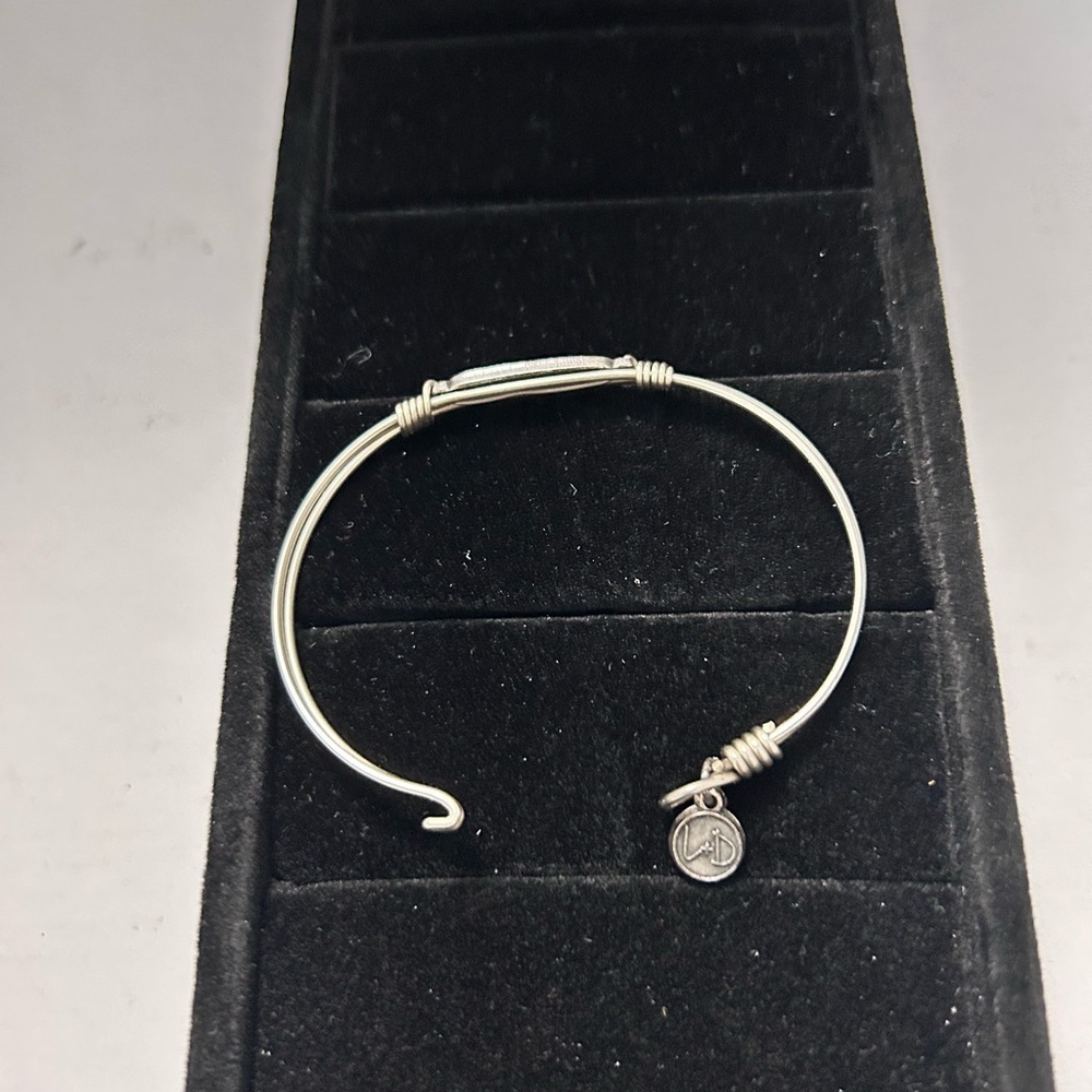 Luca + Danni wire bangle bracelet 🎄 - Picture 3 of 5